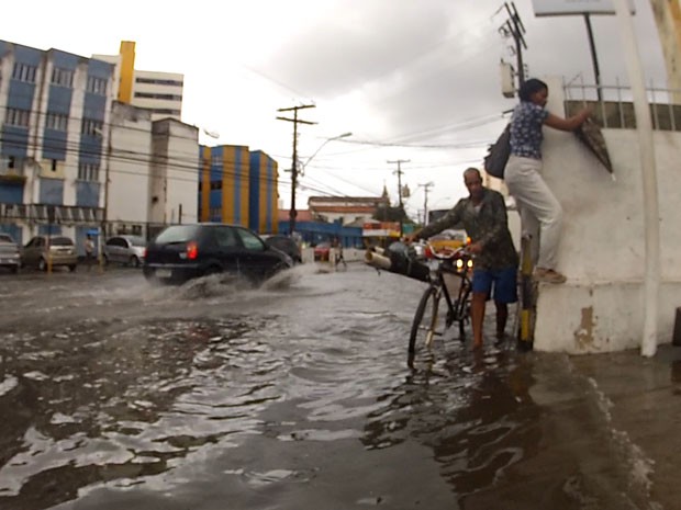 Chuva complica trânsito e alaga vias em diversos pontos de Salvador (Foto: Imagens / TV Bahia)