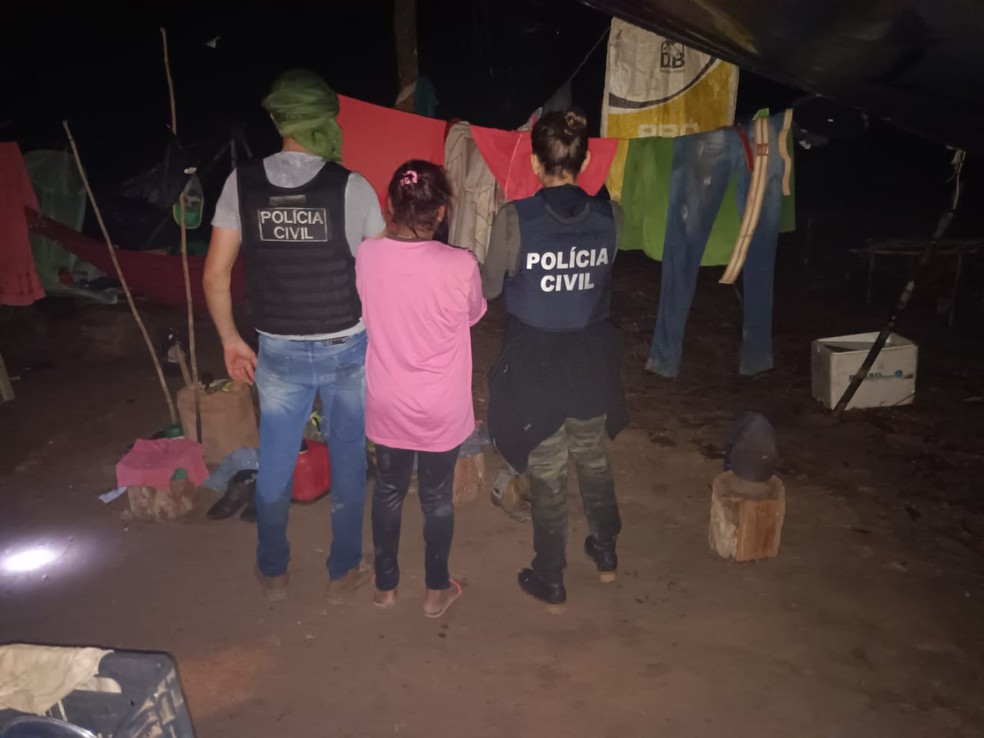 Avó suspeita de 'agenciar prostituição' das netas de 10 e 13 anos é presa na divisa entre RO e MT — Foto: Polícia Civil