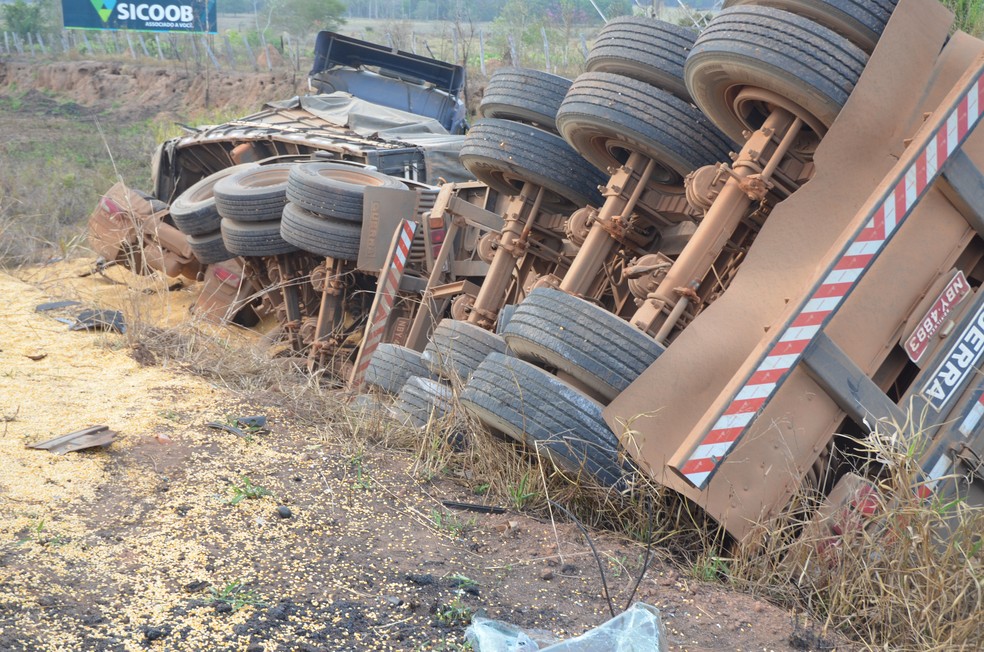 Carreta tombou com o impacto da batida (Foto: Rog&eacute;rio Aderbal/G1)