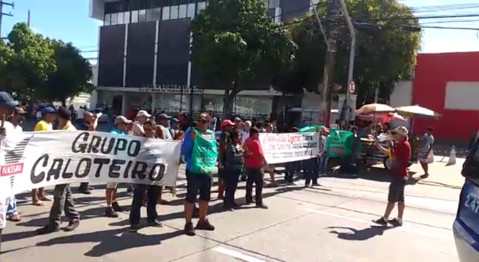 Resultado de imagem para Manifestação: Ex-funcionários de grupo empresarial protestam em frente à Justiça do Trabalho