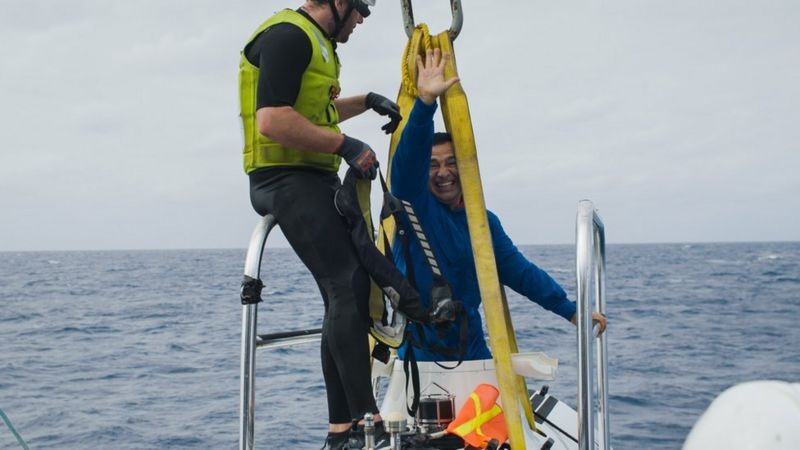 Osvaldo Ulloa se preparando para mergulho (Foto: Nick Verola/Caladan Oceanic via BBC News)