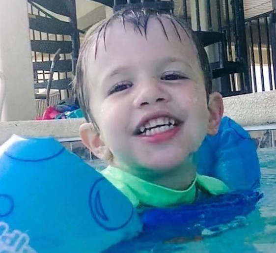 Menino tinha 3 anos quando se afogou em piscina, durante férias (Foto: Reprodução/Mirror)