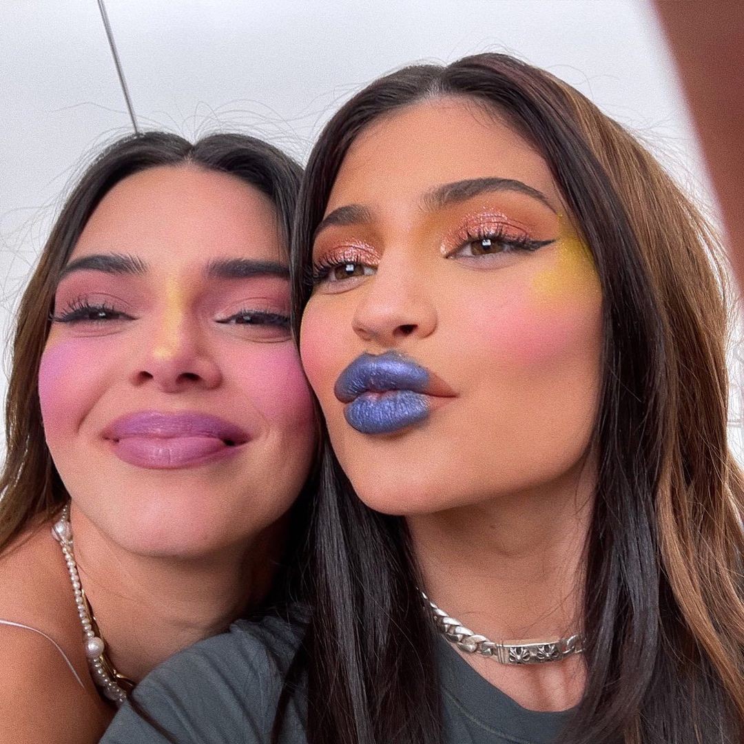 Kendall e Kylie Jenner aplicam maquiagem no rosto após beberem tequila (Foto: Reprodução / Instagram)