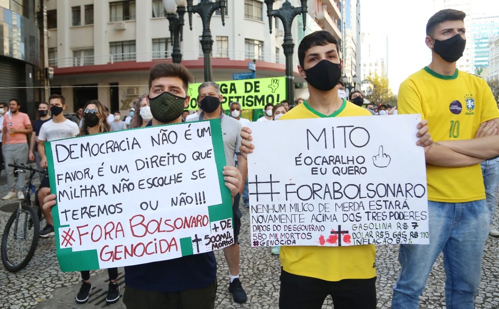 Grupo estendeu cartazes contra o presidente Bolsonaro, em Curitiba, neste domingo (12) — Foto: Giuliano Gomes/PRPress
