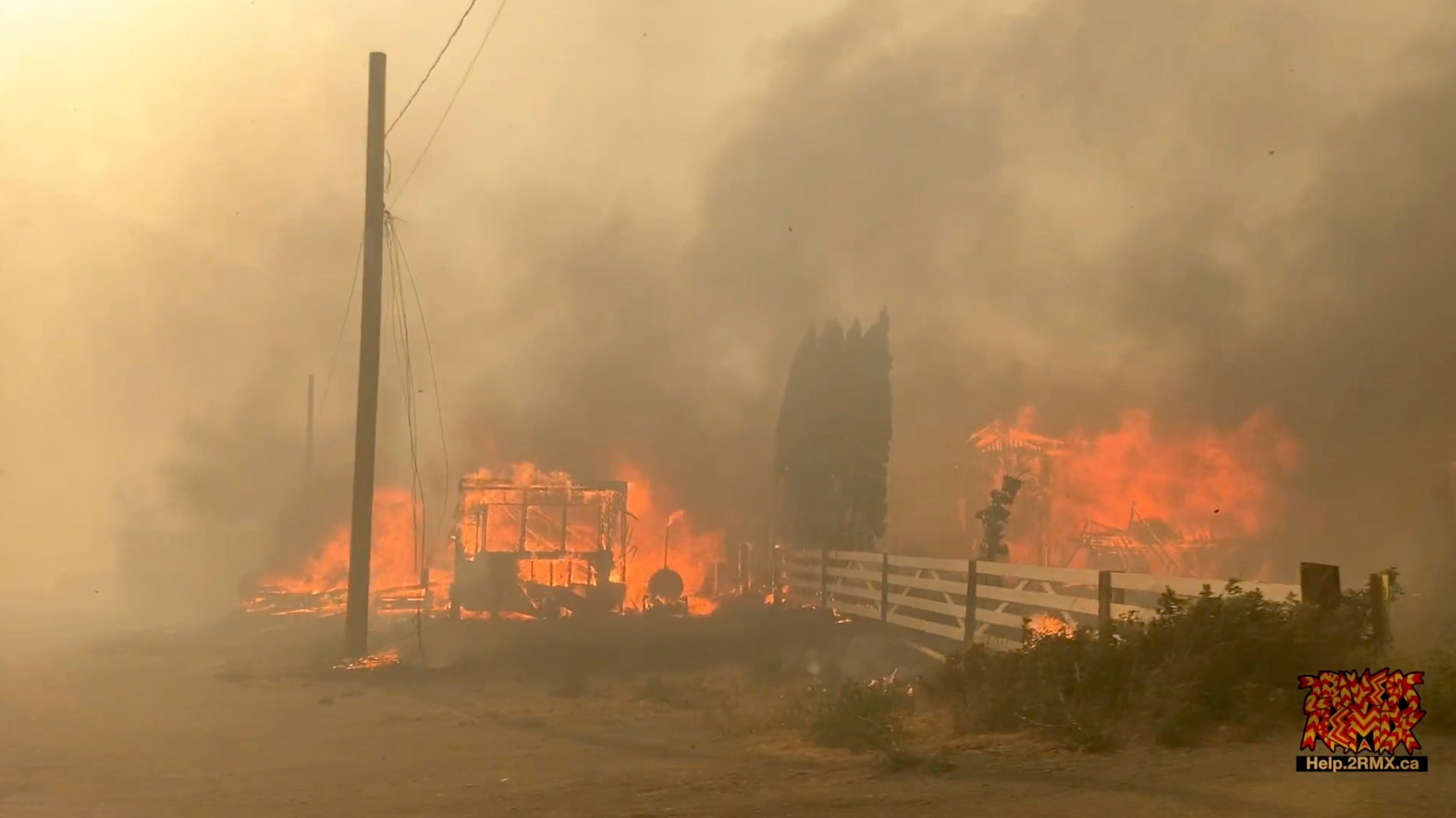 Incêndio devasta vilarejo no Canadá que registrou quase 50°C thumbnail
