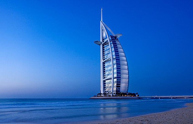 Em Dubai, tudo é extravagante. Boa parte da cidade foi construída sobre ilhas artificiais, inclusive o Burj Al Arab, que significa “torre das arábias”. O projeto é do arquiteto inglês Tom Wright, que desejava transformá-lo em um ícone do local, como a Tor (Foto: Divulgação)