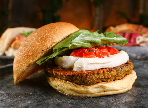 Hambúrguer de falafel, sour cream e tomate marinado são o equilíbrio perfeito em lanche veggie (Foto: Estúdio Livre / Divulgação)
