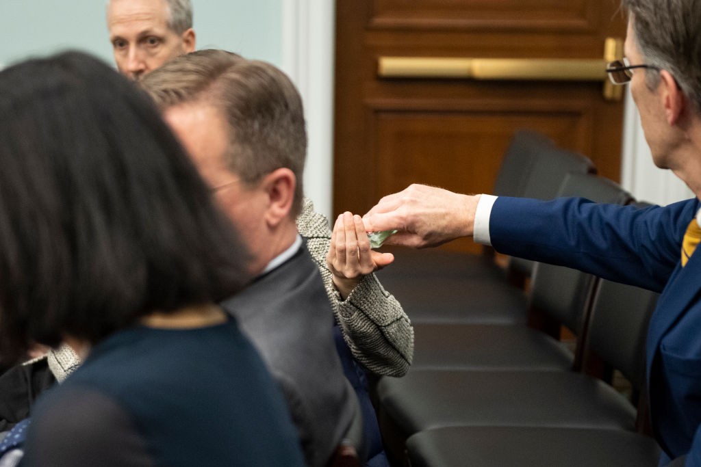 UNITED STATES - MARCH 11: People share hand sanitizer before the start of a House Appropriations Subcommittee on Transportation, Housing and Urban Development, and Related Agencies hearing in Washington on Wednesday, March 11, 2020. (Photo by Caroline Bre (Foto: CQ-Roll Call, Inc via Getty Imag)
