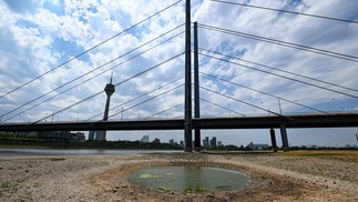 A seca causada pela onda de calor que atinge a Europa, vista desse ângulo, faz parecer inútil ponte sobre o em Duesseldorf, oeste da Alemanha — Foto: INA FASSBENDER / AFP