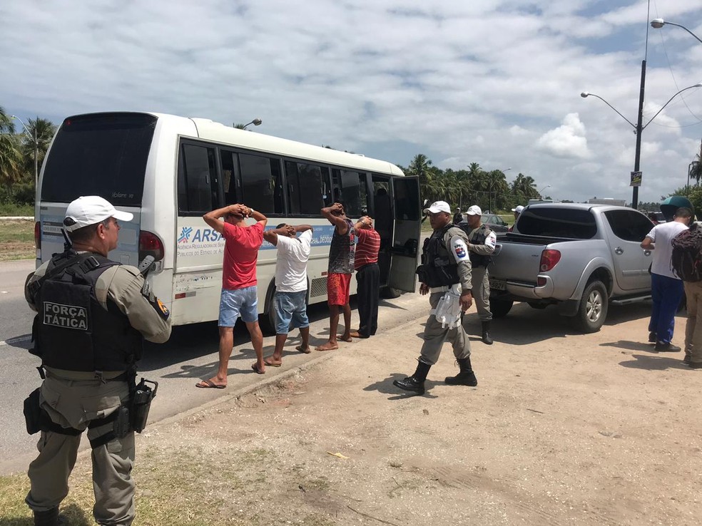 Veículos são abordados e ocupantes revistados durante a fiscalização — Foto: Divulgação/BPRv
