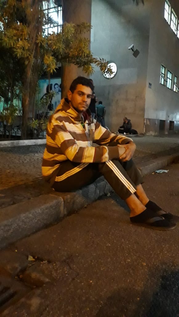 Fernando dorme, tem um ano, em frente à Defensoria pública