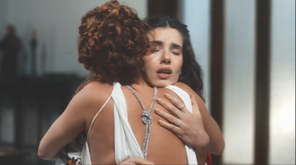 Em Amor Perfeito, Gilda (Mariana Ximenes) consola Marê (Camila Queiroz) após a morte de Leonel (Paulo Gorgulho) — Foto: Globo