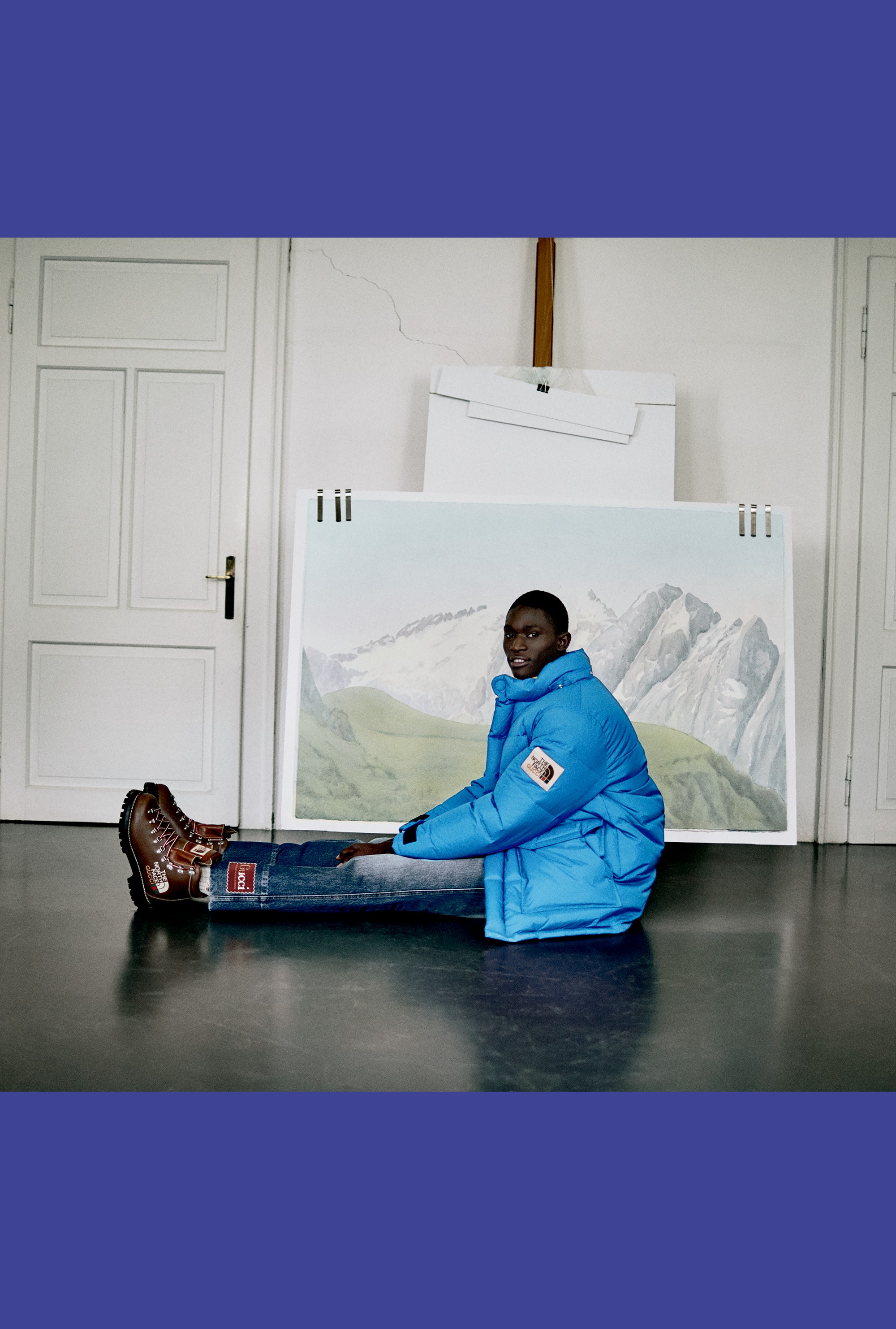Coleção de aventuras: Paco Diouf veste peças da coleção Gucci x The North Face. As obras em aquarela expostas no ensaio são feitas pela artista Riccarda de Eccher com preços sob consulta (Foto: Giuseppe Vaccaro)