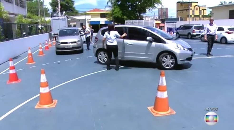 Pais buscam filhos em escola — Foto: Reprodução/TV Globo