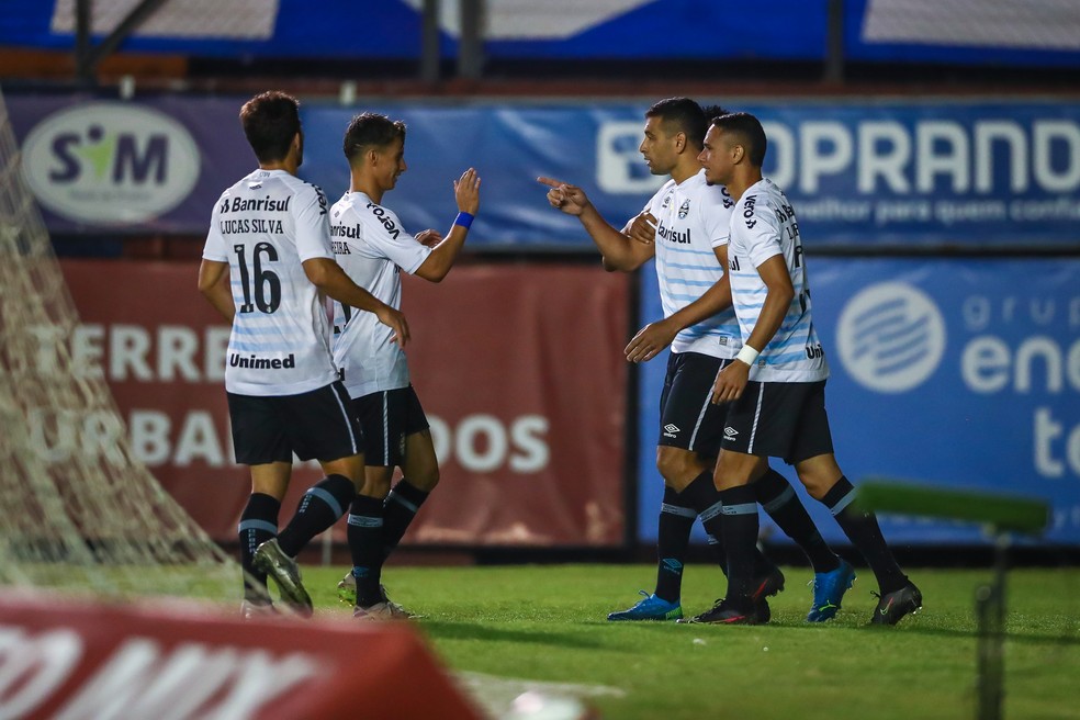 Diego Souza e Ferreira comemoram gol do Grêmio — Foto: Lucas Uebel/Grêmio