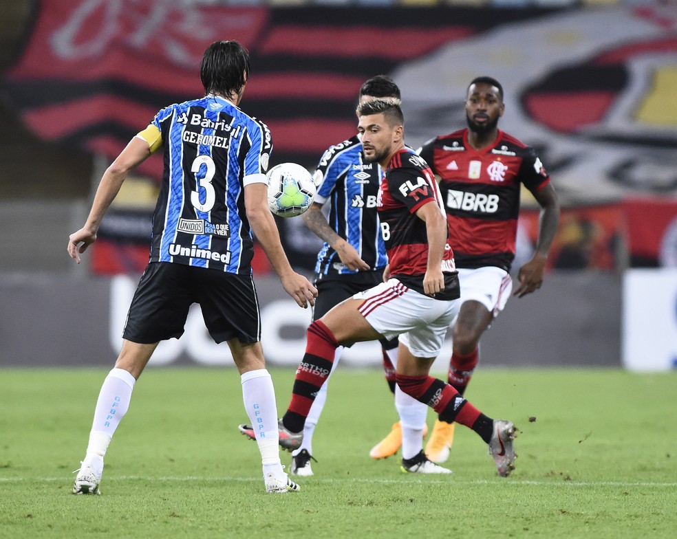Flamengo sofreu para criar contra o Grêmio — Foto: André Durão/ge