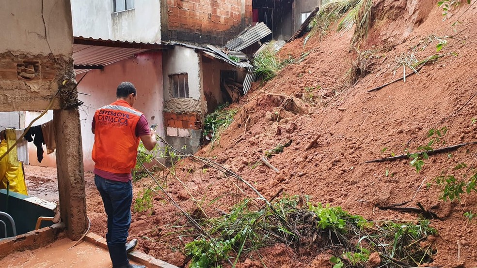Barranco deslizou e terra invadiu casas em Bubu, Cariacica. — Foto: Ricardo Medeiros/Rede Gazeta