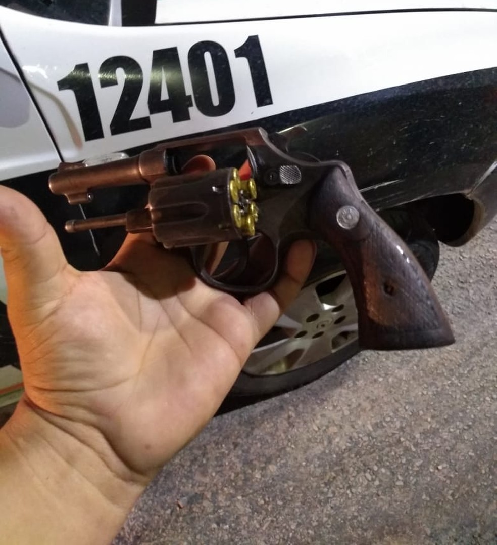 Arma apreendida em ação criminosa foi comprada com auxílio emergencial do Governo, segundo suspeita presa na Grande Fortaleza. — Foto: Divulgação