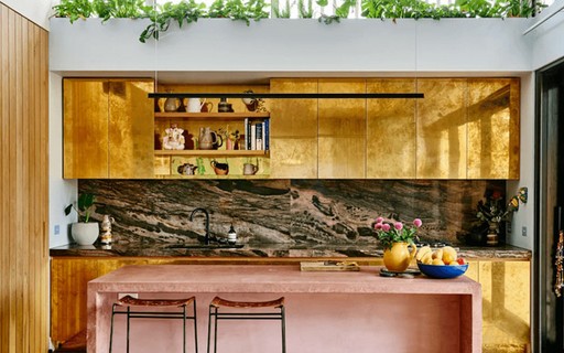 Decor Do Dia Cozinha Com Ilha Rosa E Armarios De Latao Casa Vogue Decor Do Dia