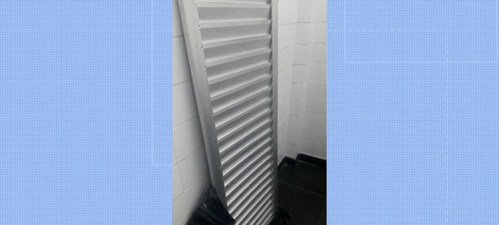 Porta de alumínio arrancada de banheiro do Terminal de Jardim América por suspeito nesta quinta-feira (7) — Foto: Reprodução/TV Gazeta