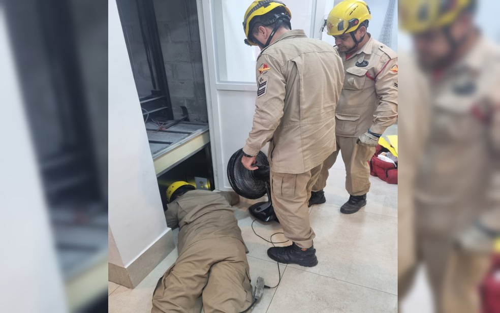 Elevador com quatro pessoas despenca e deixa três feridos