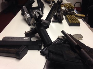 Nove armas foram apreendidas (Foto: Caio Passos/RBS TV)