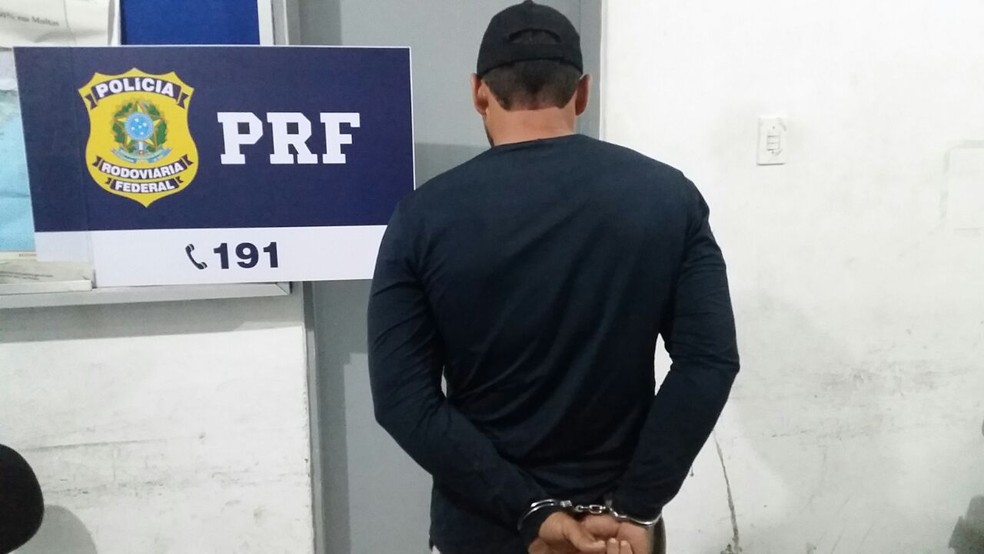 Foragido da Justi&ccedil;a de Pernambuco tinha mandado de pris&atilde;o em aberto por homic&iacute;dio (Foto: Ascom/PRF)
