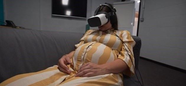 Grávida testando óculos de realidade virtual em Cardiff (Foto: Reprodução BBC)