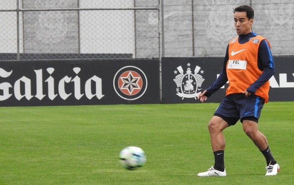 Jadson trabalha com bola e se aproxima de volta ao Corinthians; veja como foi o treino