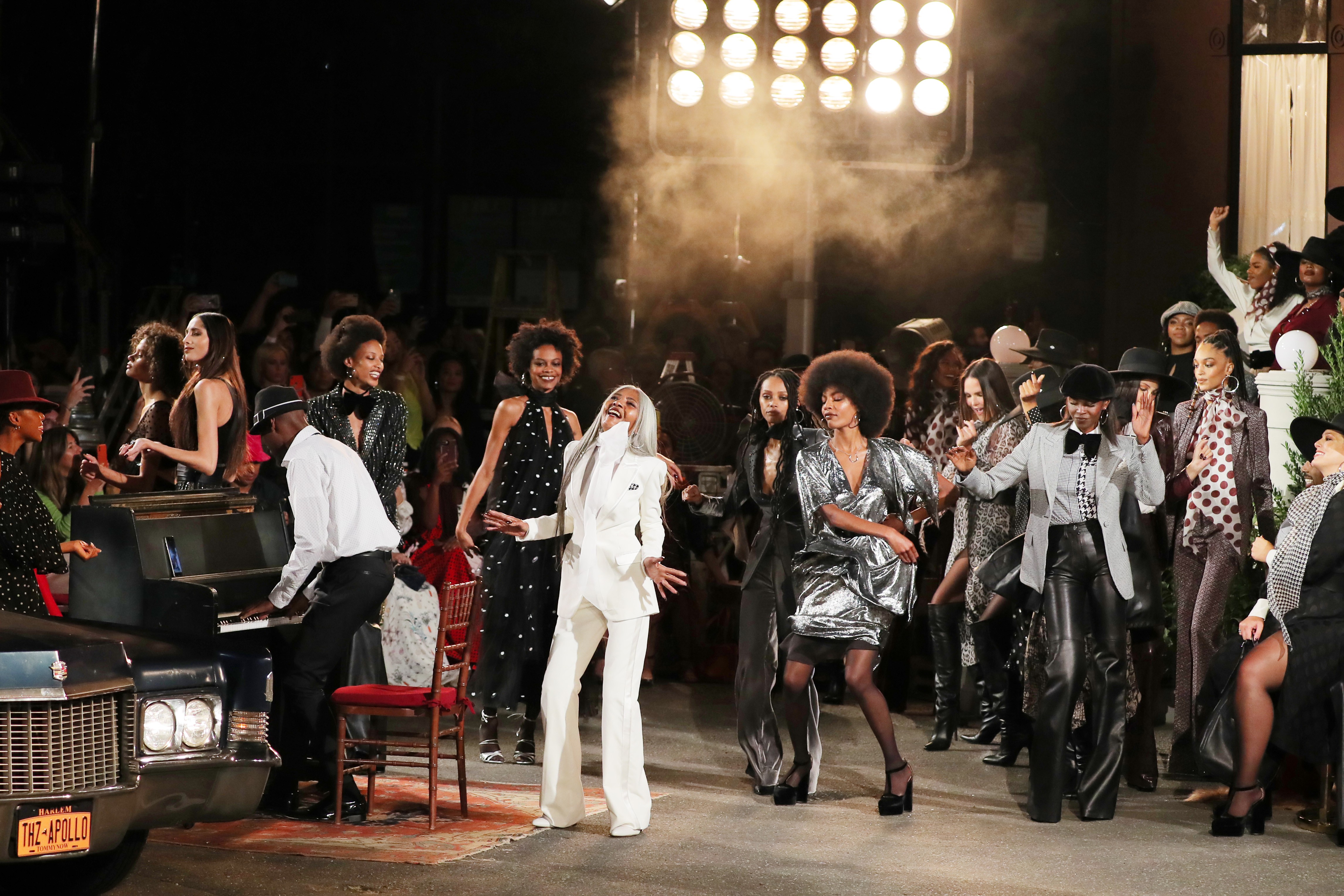 NEW YORK, NEW YORK - SEPTEMBER 08: Models walk the runway during the TOMMYNOW New York Fall 2019 fashion show at The Apollo Theater on September 08, 2019 in New York City. (Photo by Thomas Concordia/Getty Images for Tommy Hilfiger) (Foto: Getty Images for Tommy Hilfiger)