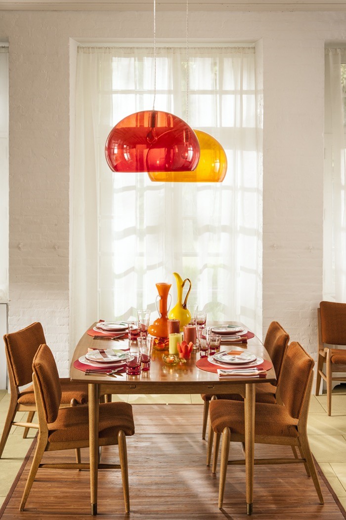 a colorful table in a mid century Modern dining room  (Foto: Getty Images)