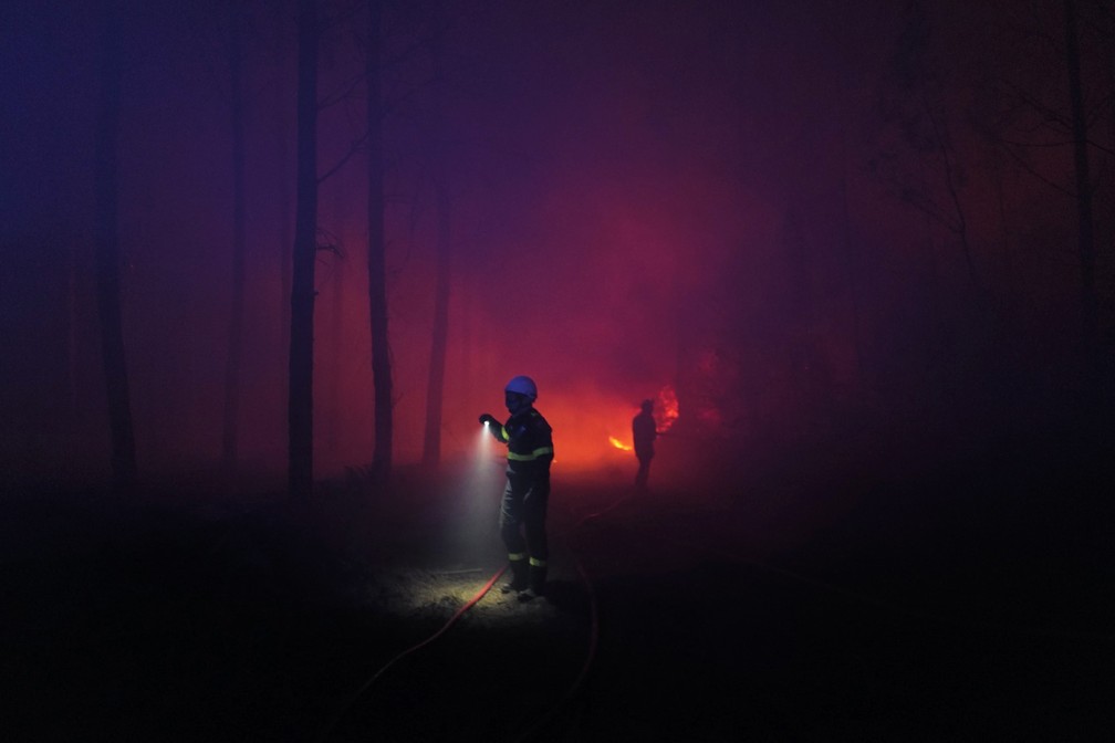 Bombeiros trabalham contra um incêndio florestal perto de Landiras, sudoeste da França, no sábado, 16 de julho de 2022. — Foto: SDIS 33 via AP