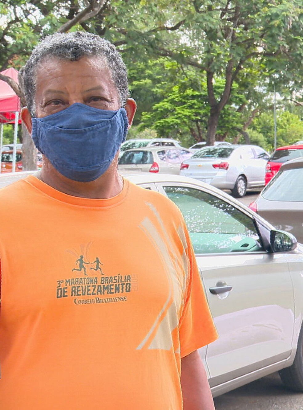 Servidor público Zacarias Pereira, de 66 anos, resolveu dormir na fila do Parque da Cidade para vacinar neste sábado (3) — Foto: TV Globo / Reprodução