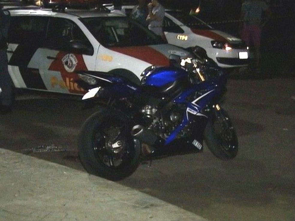 Jovem estava em uma moto quando foi atingido por tiro na porta de faculdade, em Ourinhos — Foto: TV TEM/Arquivo