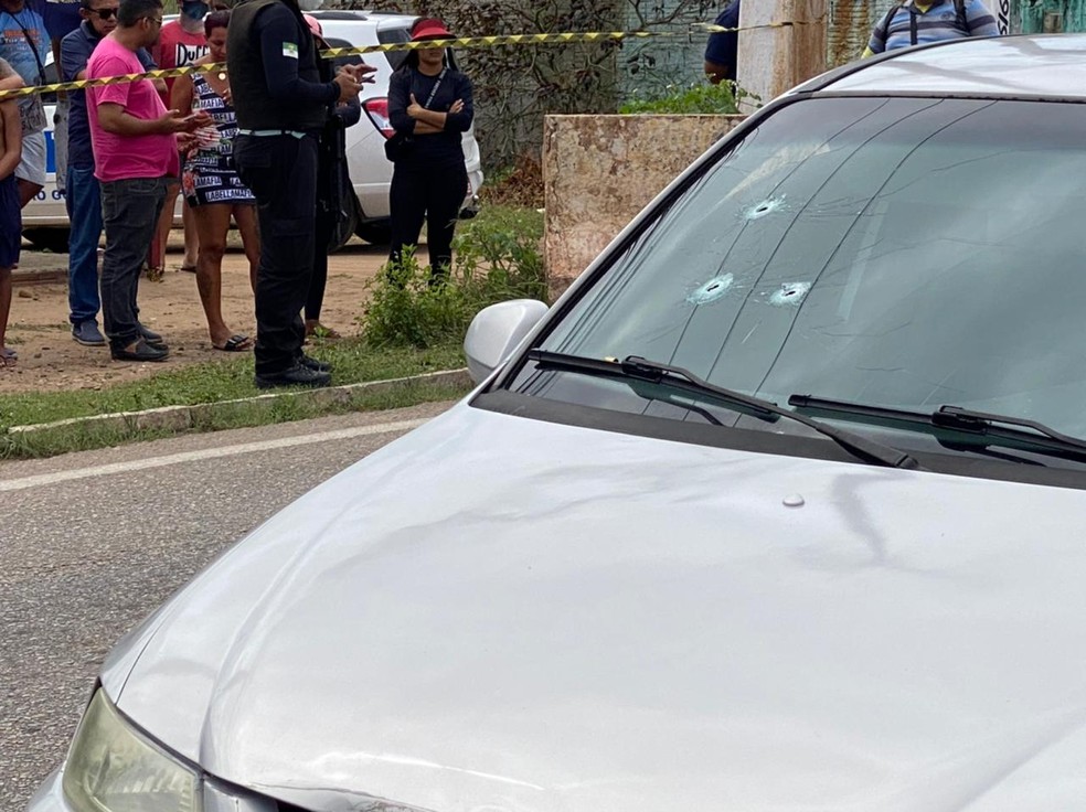 Marcas de tiros ficaram no para-brisa do carro da vítima de execução, na Zona Norte de Natal. — Foto: Kleber Teixeira/Inter TV Cabugi