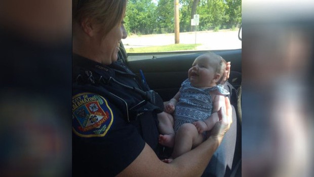 Policial acalma bebê de mãe que ficou sem gasolina (Foto: Reprodução)