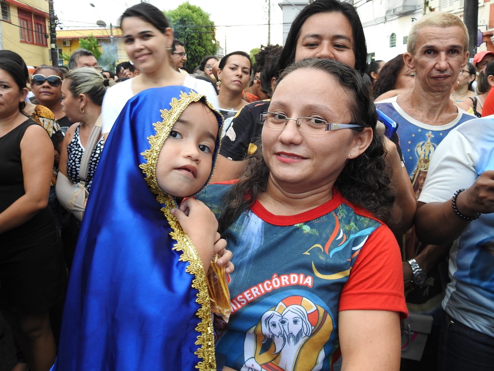 Maria Eduarda de 3 anos, estreou na procissão ao lado da mãe, a devota Rita de Cássia de 27 anos (Foto: Ive Rylo/ G1 AM)