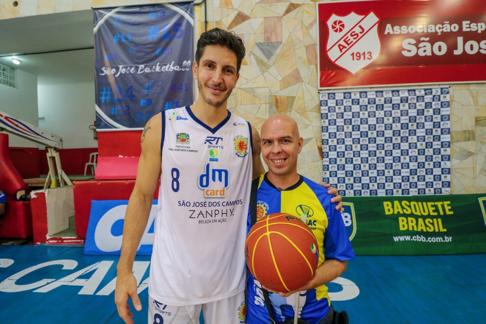 DedÃ© e Marquinhos apÃ³s jogo do SÃ£o JosÃ© Basketball â Foto: Danilo Sardinha/GloboEsporte.com