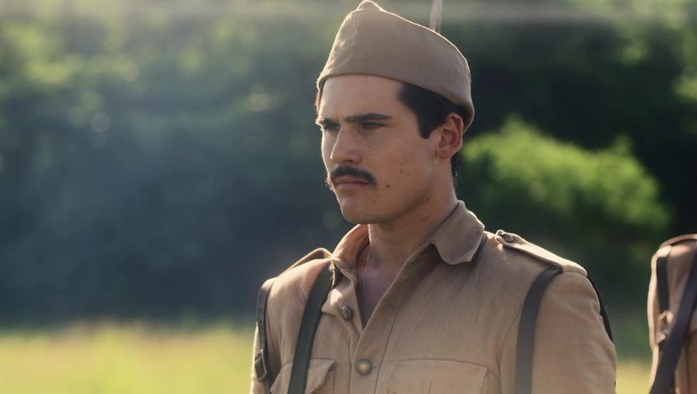 Alfredo (Nicolas Prattes) é enviado para o campo de batalha em 'Éramos Seis' — Foto: Globo