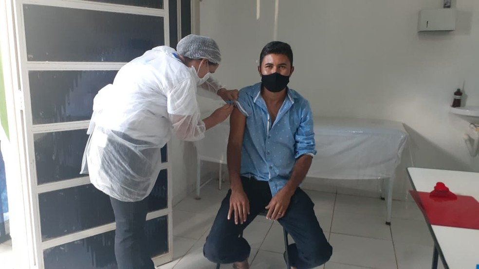 Prefeito Jair Cavalcante Barbosa, que é indígena, foi vacinado nessa terça — Foto: Arquivo pessoal