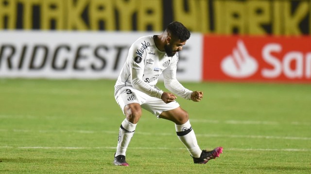 Felipe Jonatan comemora gol em The Strongest x Santos
