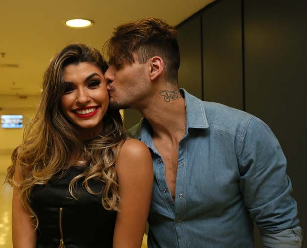 Lucas Lucco dá beijinho em bailarinha Ana Paula Guedes (Foto: Carol Caminha/ Gshow)