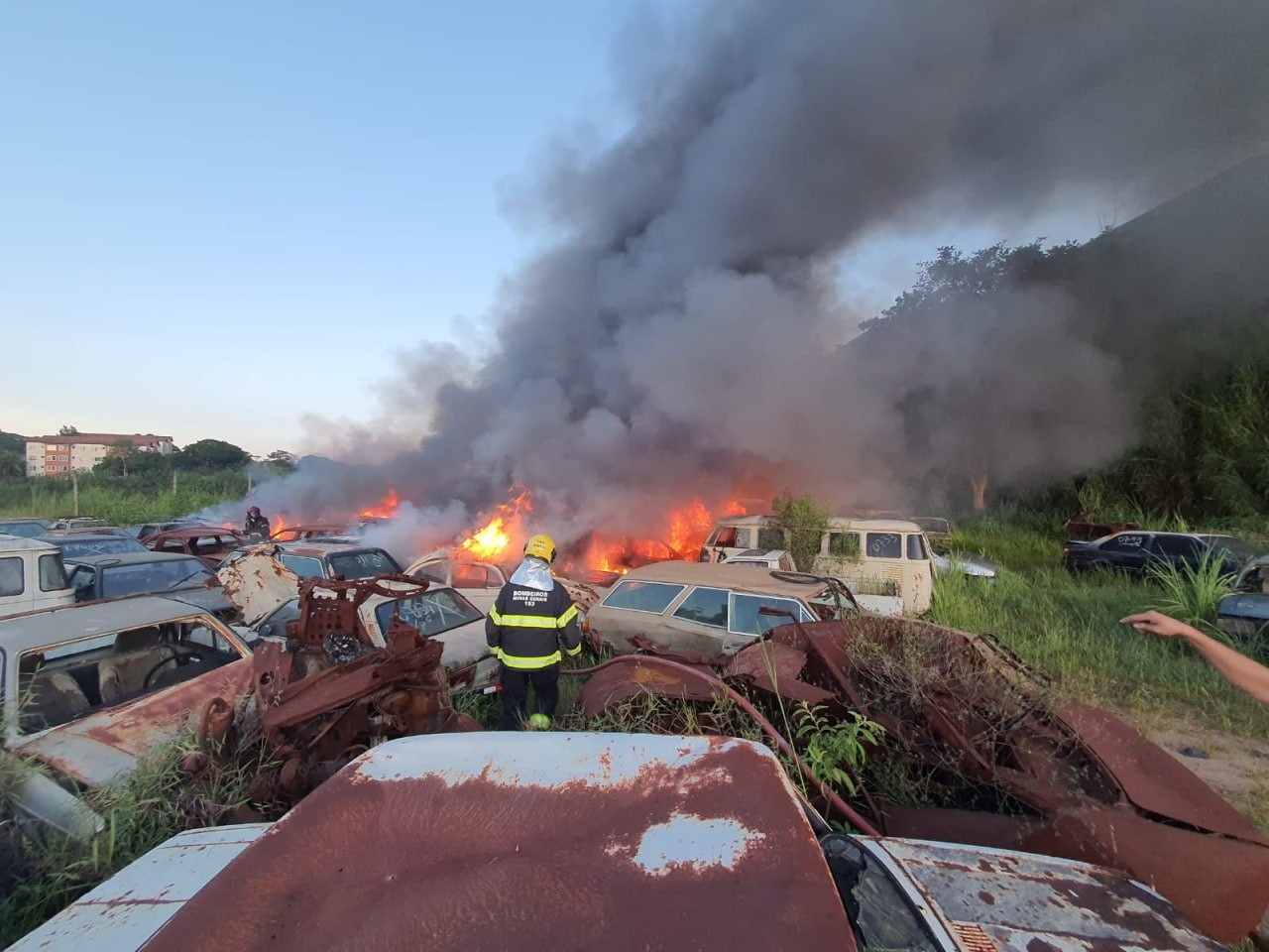 Incêndio atinge veículos em pátio do Detran, em BH
