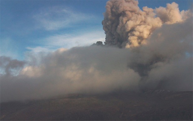 Vulcão Nevado del Ruiz expele cinzas vulcânicas em foto tirada neste sábado (30) (Foto: Reuters)