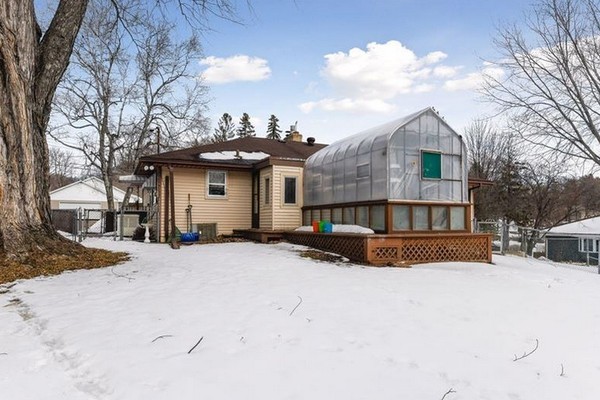 A casa colocada à venda nos EUA que conta com o abrigo nuclear no quintal (Foto: Divulgação)