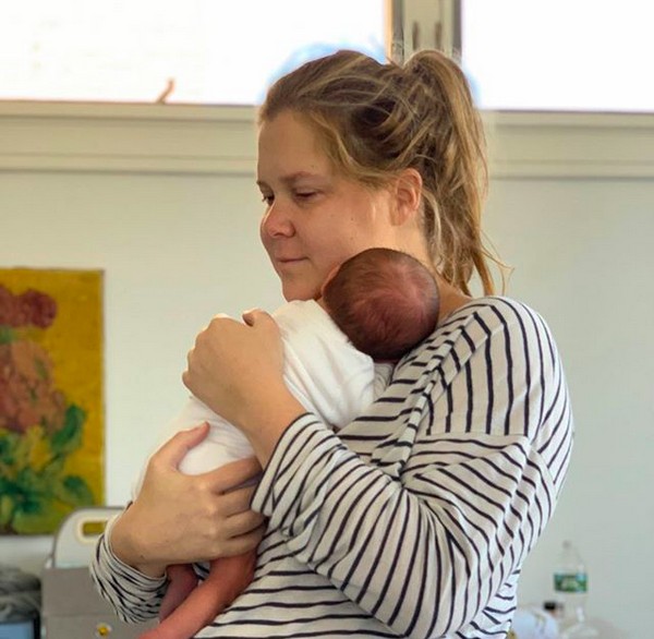 A atriz Amy Schumer com o filho  (Foto: Instagram)