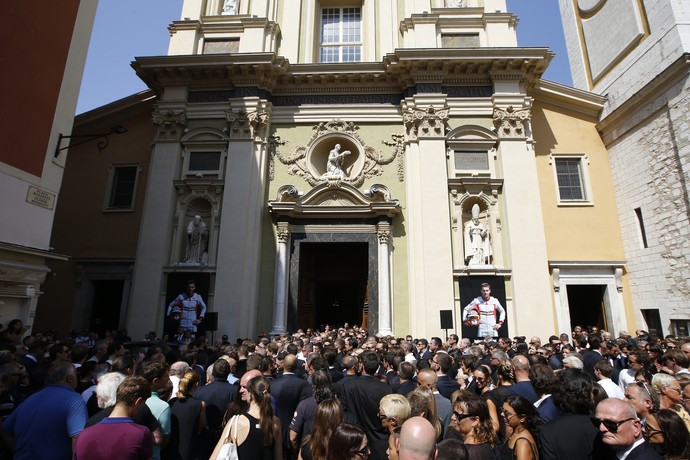Fãs, amigos, pilotos e familiares acompanham funeral de Jules Bianchi em Nice, França (Foto: AFP)