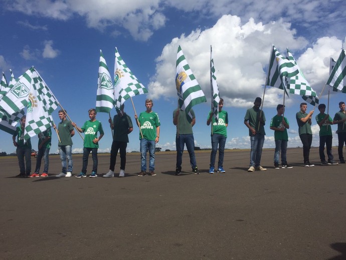 Adolescentes balançam bandeiras do Atlético Nacional (Foto: Janir Júnior)