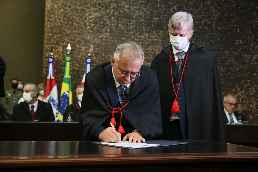 Fábio Ferrario toma posse como desembargador do TJ-AL, ao lado presidente da Corte, Klever Loureiro,  — Foto: Caio Loureiro/Dicom TJ-AL