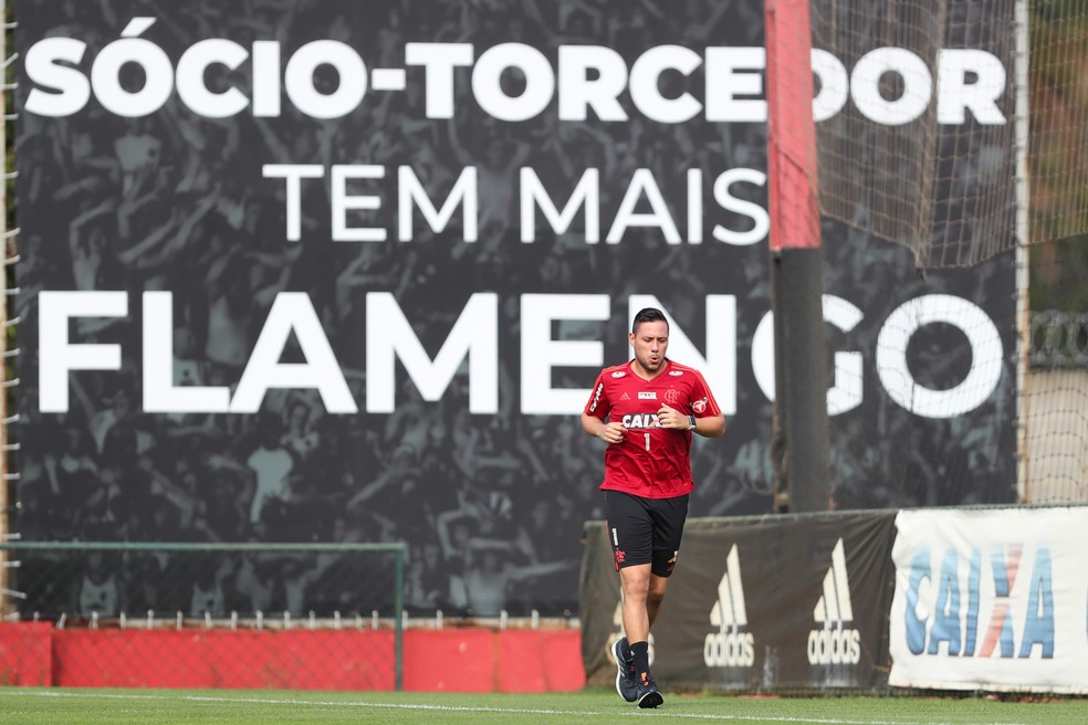 Diego Alves corre no gramado do Ninho do Urubu &mdash; Foto: Gilvan de Souza/Flamengo